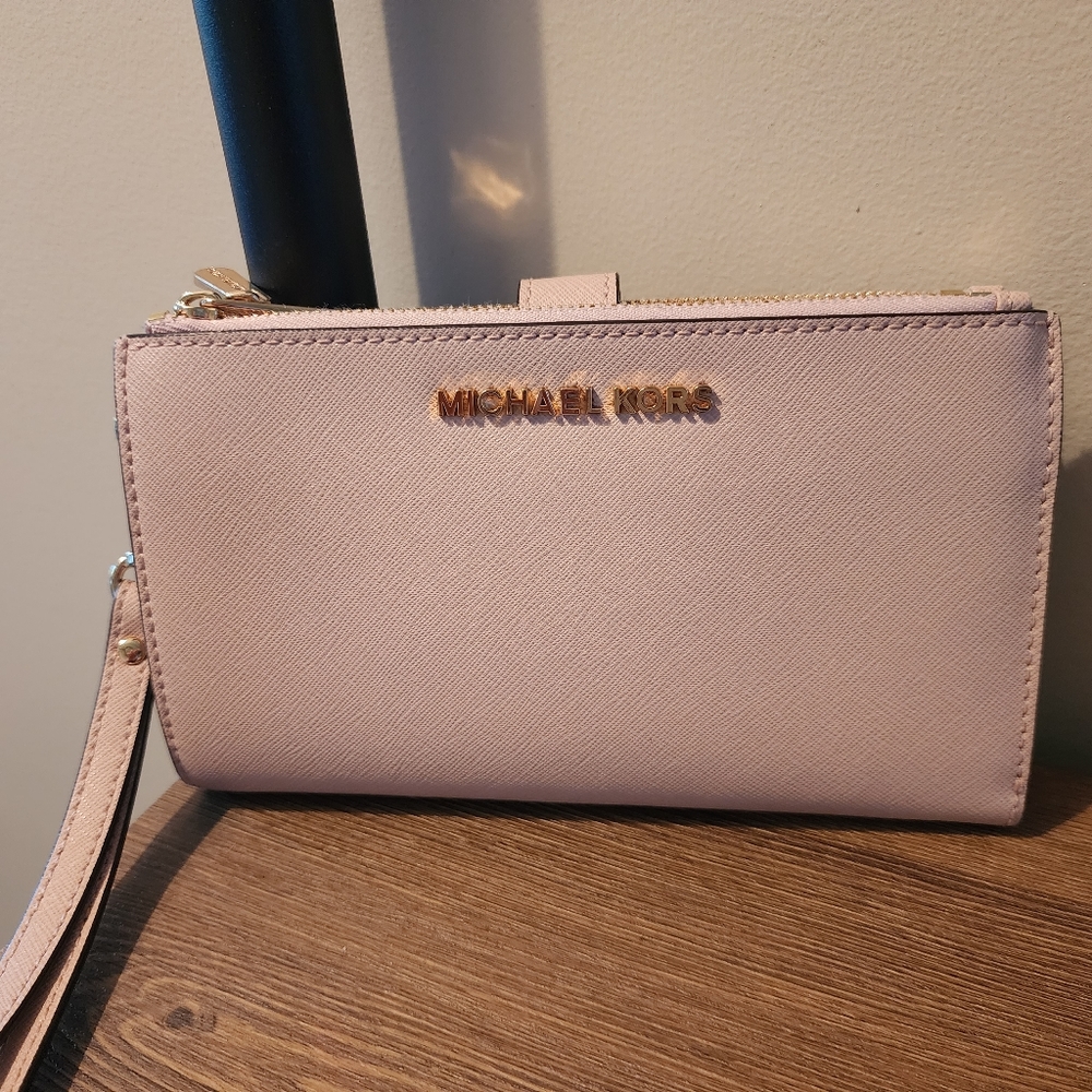 Soft pink Michael kors medium smart phone wristlet